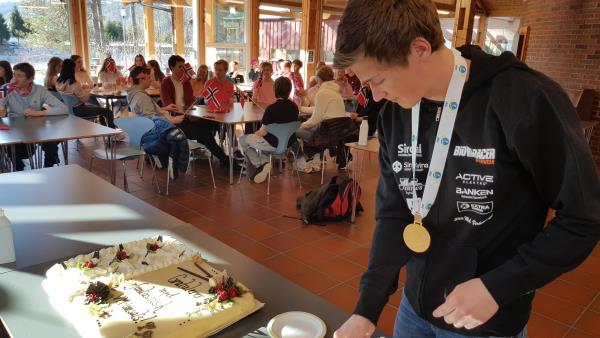 Andreas Aas blir feiret med kakefest etter VM-gullet.